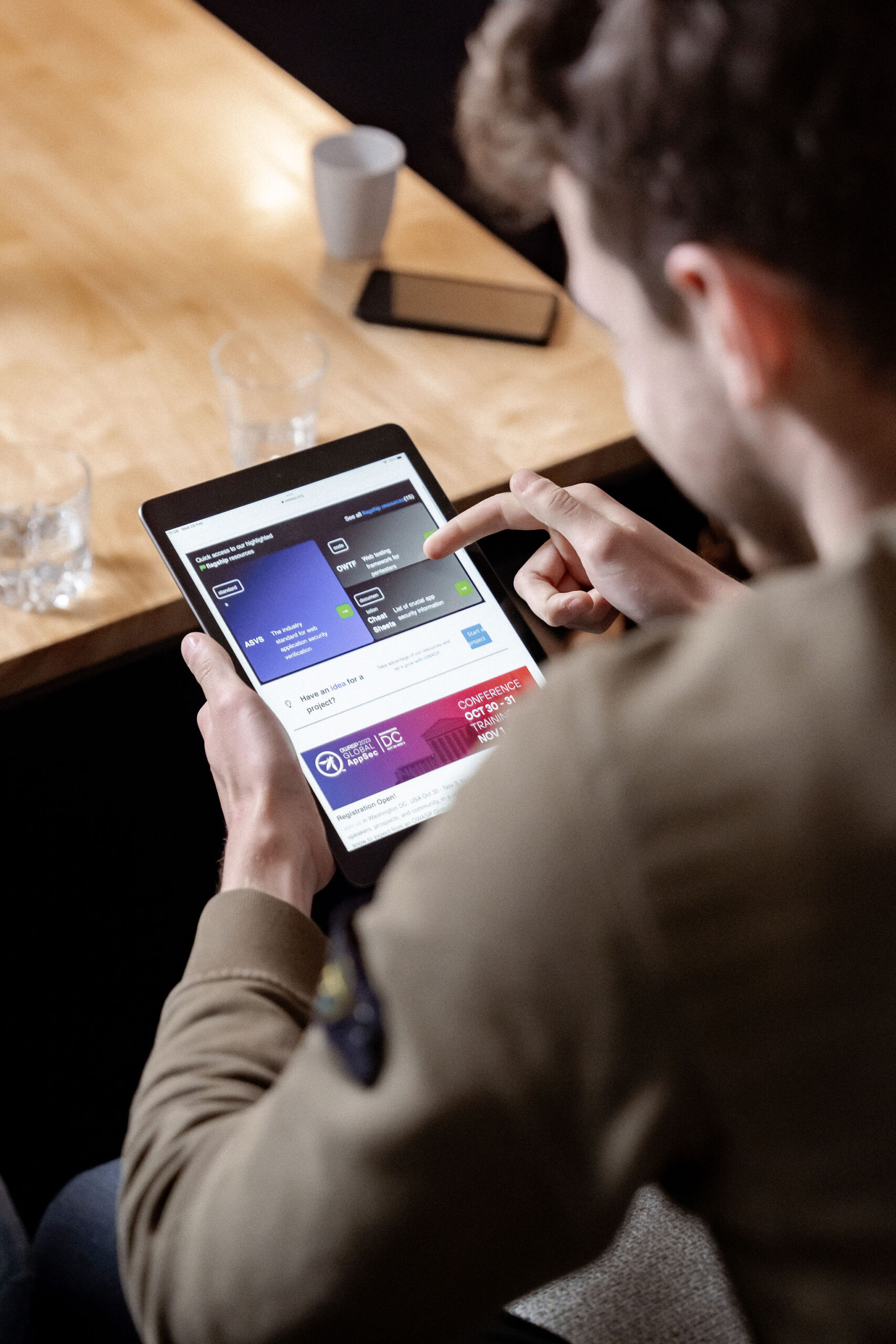 Person watching an Ipad / Application pentesting