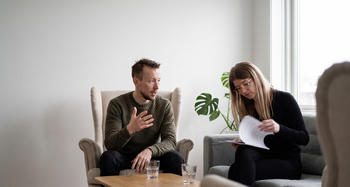 Leverancier overhandigt zijn NIS2-bewijsdossier aan een inkoper tijdens een gesprek.
