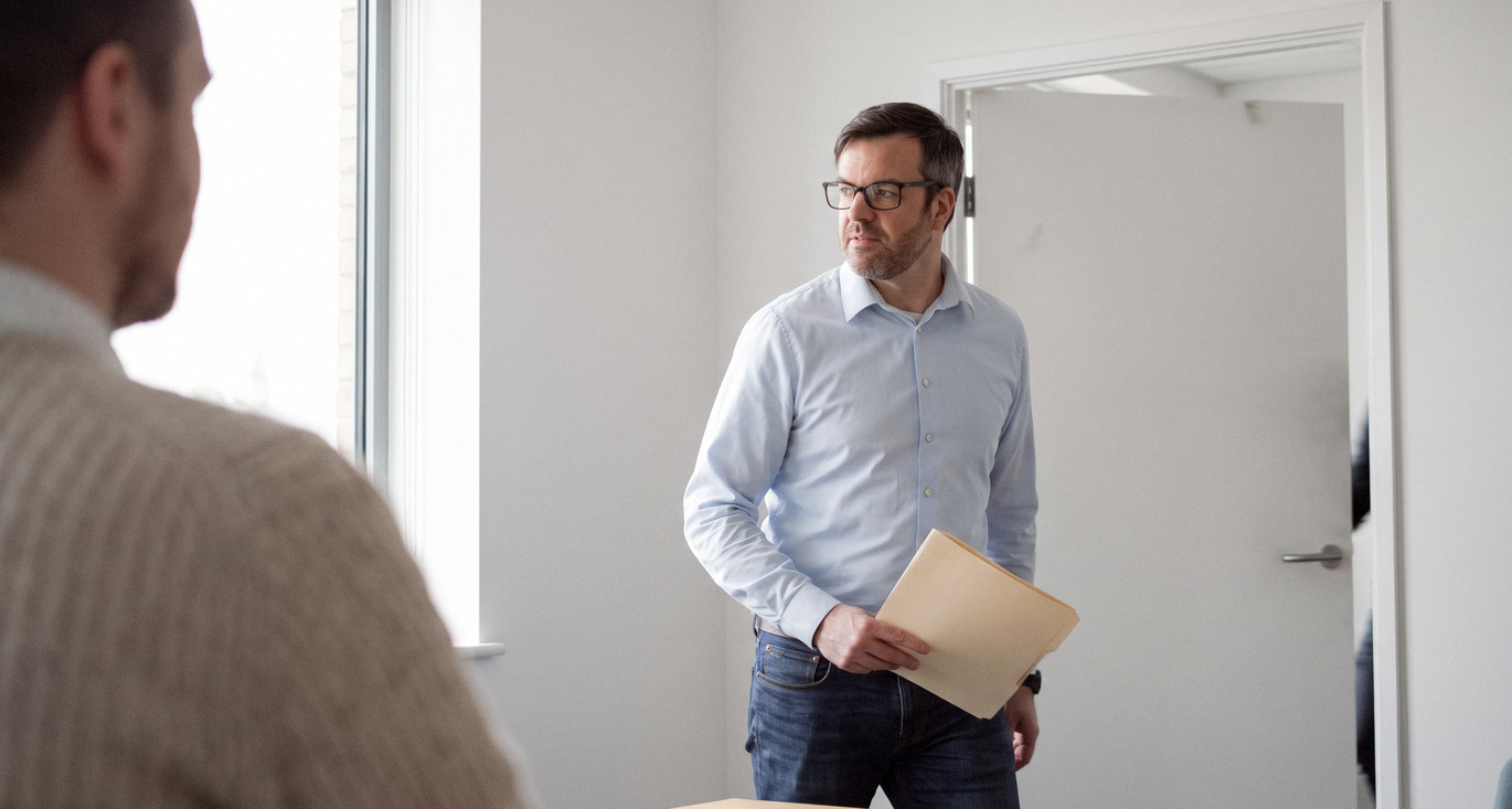 Auditor en verantwoordelijken nemen samen de bewijsstukken door tijdens een GDPR-audit.