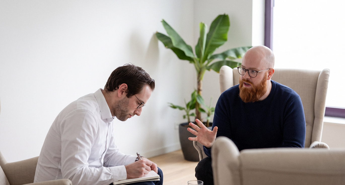 Zaakvoerder en externe securitypartner bespreken welke taken uitbesteed worden.