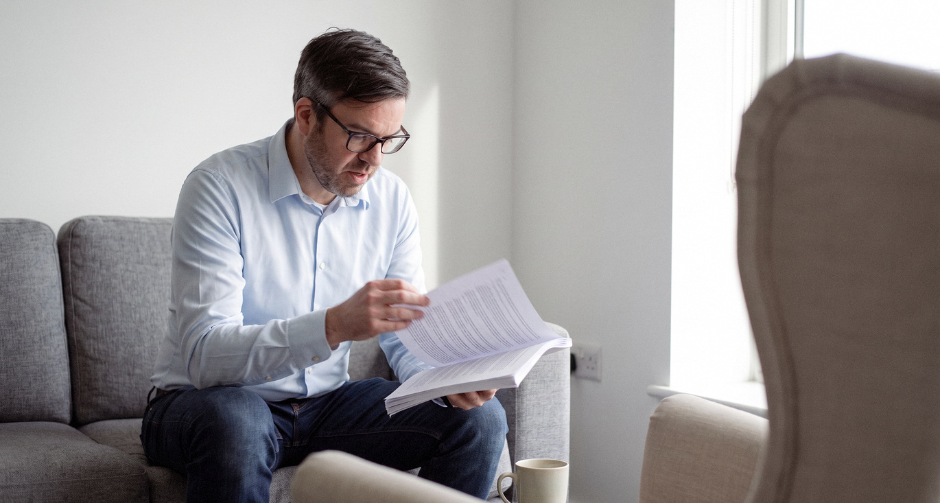 Analist bekijkt een rapport met de meest voorkomende kwetsbaarheden uit penetratietesten.