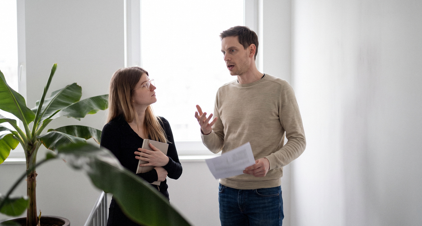 Team van een ICT-dienstverlener bespreekt de NIS2-verplichtingen voor een MSP met een klant.