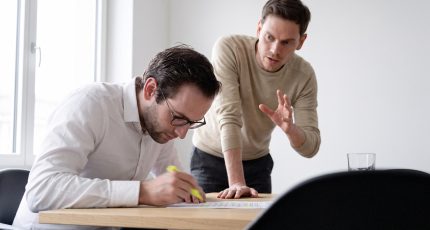 Twee medewerkers bepalen op basis van CVSS welke kwetsbaarheid eerst moet.