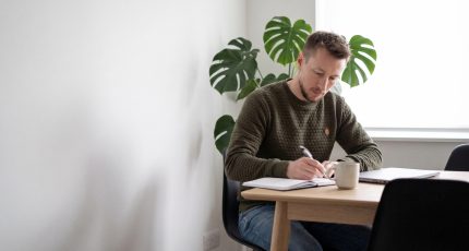 Ontwikkelteam werkt het ontwerp voor applicatiebeveiliging uit aan een whiteboard.
