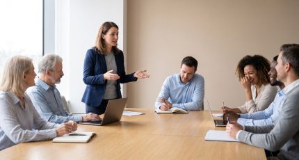 Medewerkers volgen een korte cybersecurity-opleiding in de vergaderruimte van een kmo