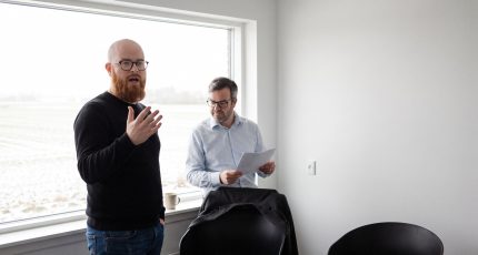 Zaakvoerder en adviseur bespreken cybersecurity voor een bedrijf in Vlaams-Brabant.
